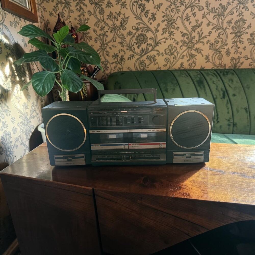 Vintage 1980’s Fisher Boombox PH-W402 Radio Cassette Player NEEDS REPAIR